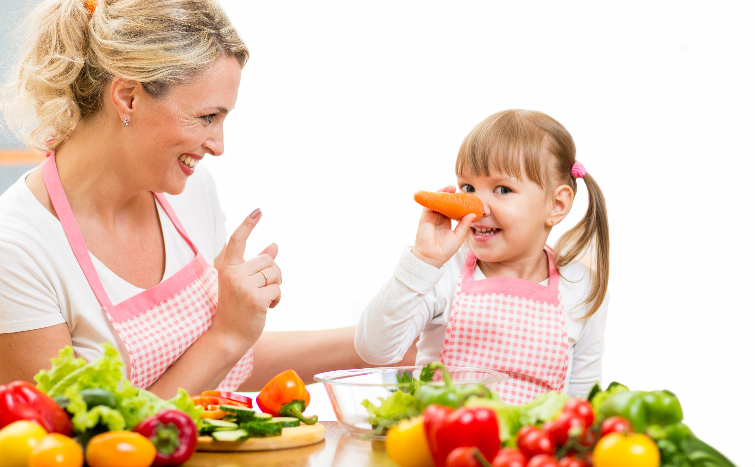 frau_mit_moehre Frau und Kind mit Karotte vor der Nase